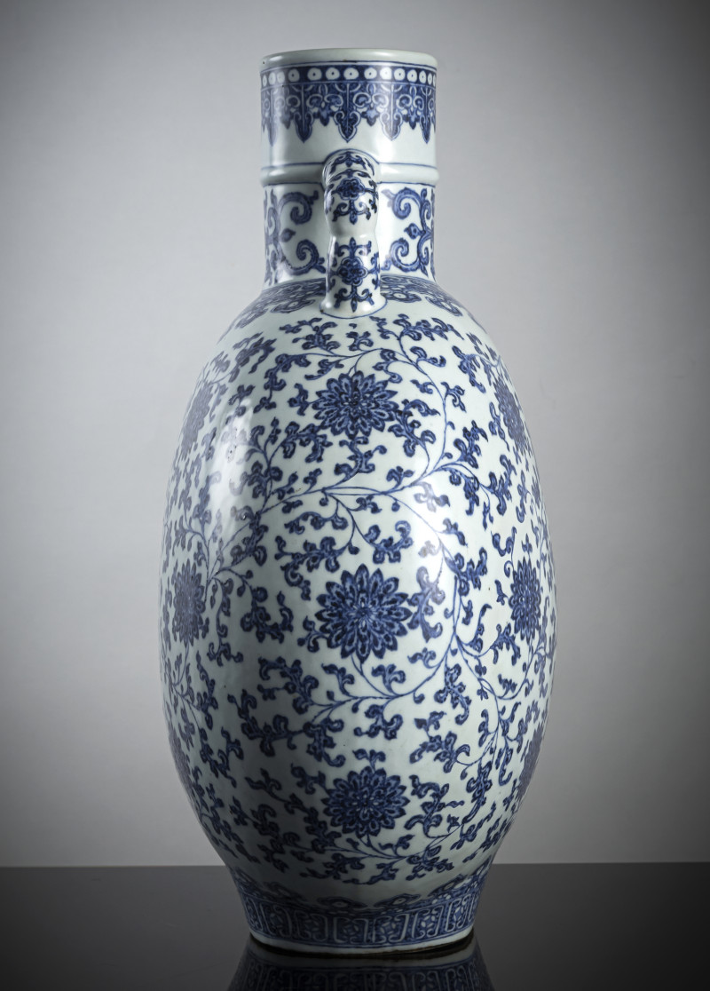 A large and rare underglaze blue decorated porcelain 'moonflask' - 图8