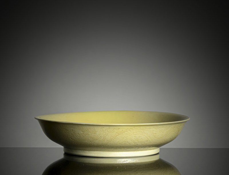 An imperial yellow glazed porcelain plate with engraved decoration of dragons and flaming pearls - 图4