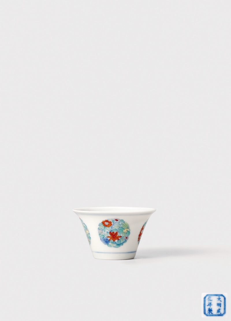 清雍正·斗彩团花纹马蹄杯