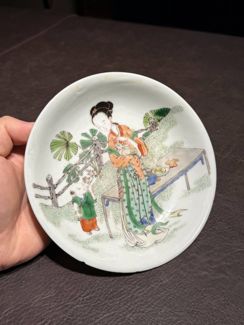 清康熙 五彩庭院仕女图盘一对 - 图11
