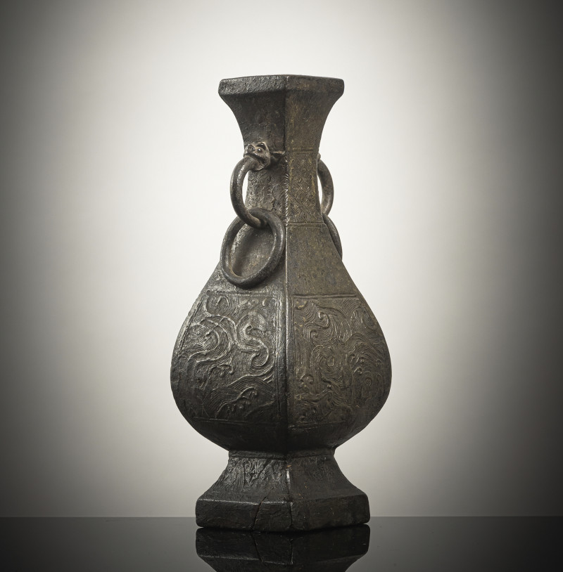 A four-sided bronze vase with wave decoration in relief and loose ring handles - 图2