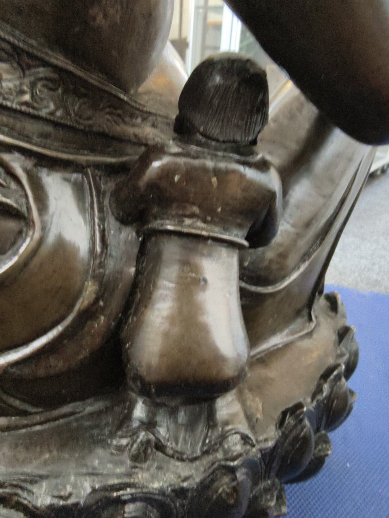 A large cast bronze figure of seated Budai with boys on a lotus pedestal - 图18