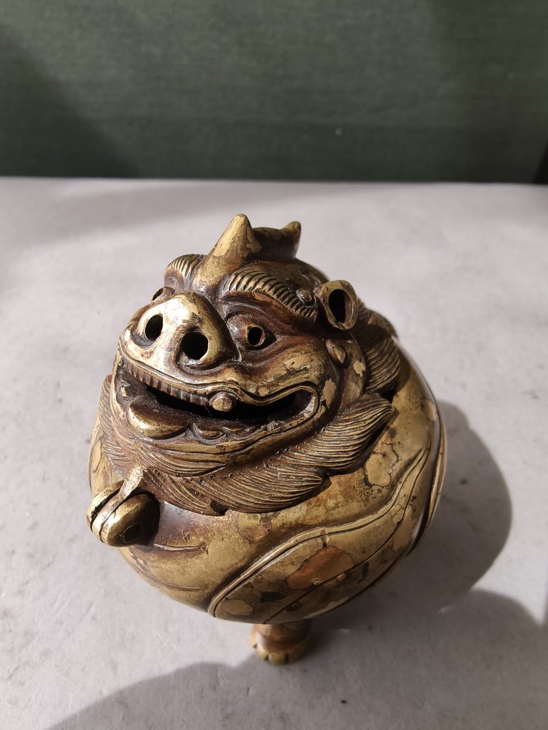 A small gold-splashed bronze censer in the shape of a Luduan - 图16