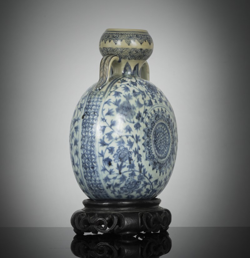 A rare blue and white porcelain pilgrim flask probably made for the Ottoman market on a wooden stand - 图3
