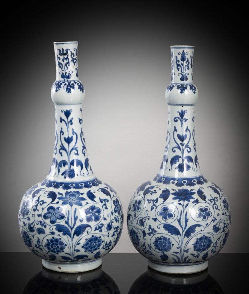 Two fine underglaze blue porcelain bottle vases - 图4