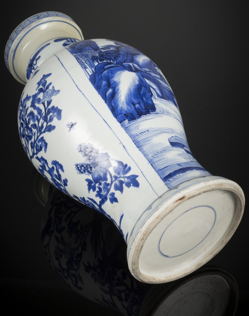 A fine porcelain baluster vase with underglaze blue seascape and floral decoration with pheasant on the reverse - 图4