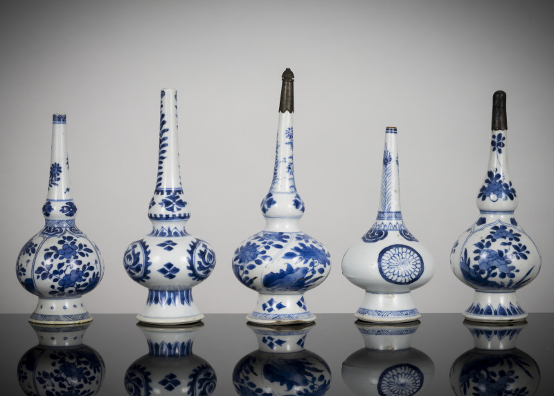 Five porcelain rosewater bottles decorated in underglaze blue, two with mounts at the mouth - 图2