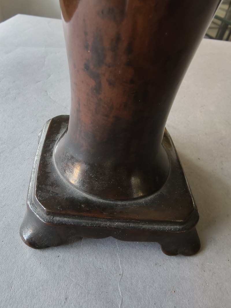 A group of three bronze vases - 图9