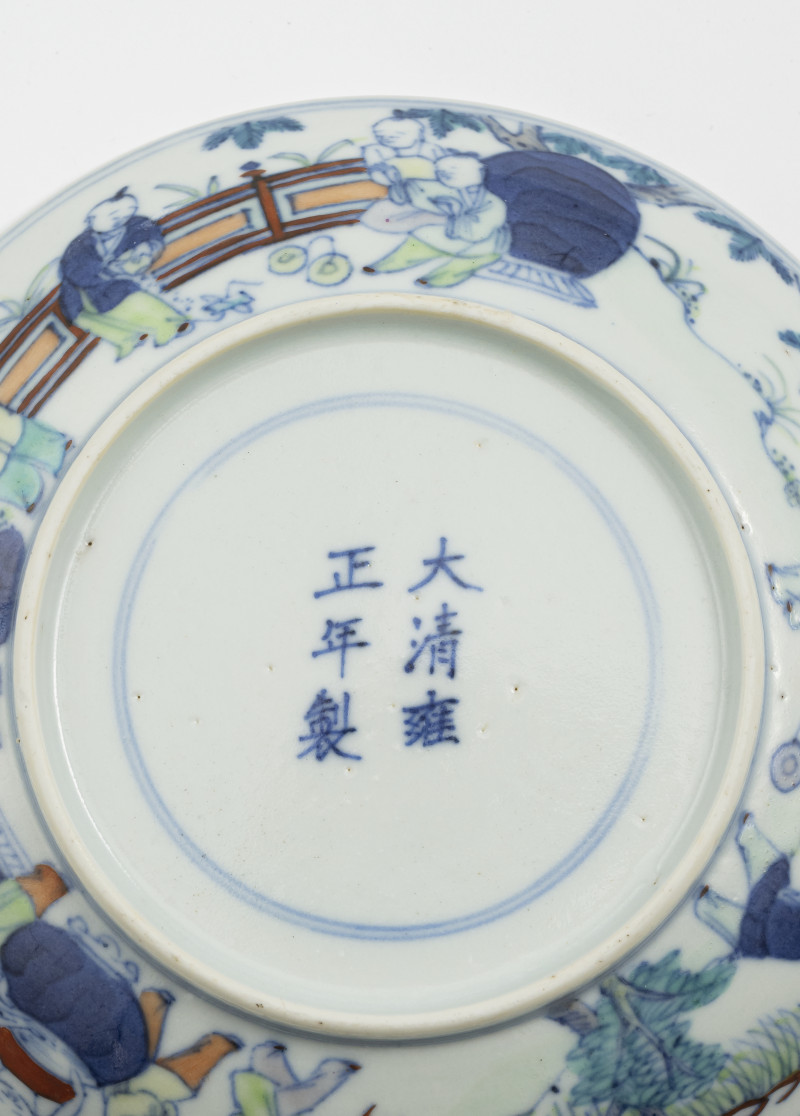 A 'Doucai' saucer with decoration of playing boys - 图4