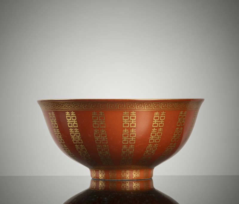 An iron red and gold painted porcelain bowl with 'shuangxi' decoration - 图2