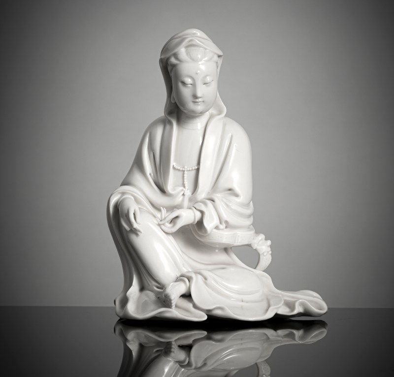 A delicate seated figure of Guanyin made of Dehua porcelain - 图1