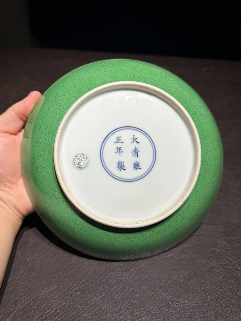 清雍正 瓜皮绿釉暗刻花卉纹盘 - 图9