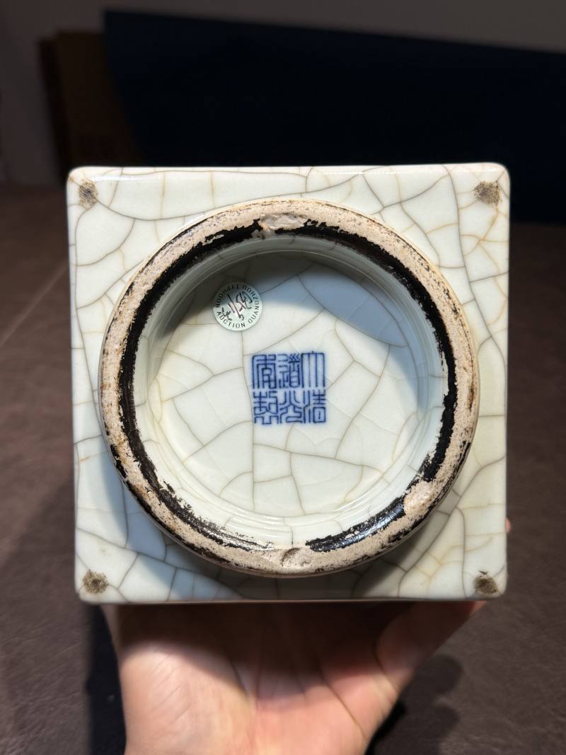 清道光 仿哥釉八卦琮式瓶 - 图16