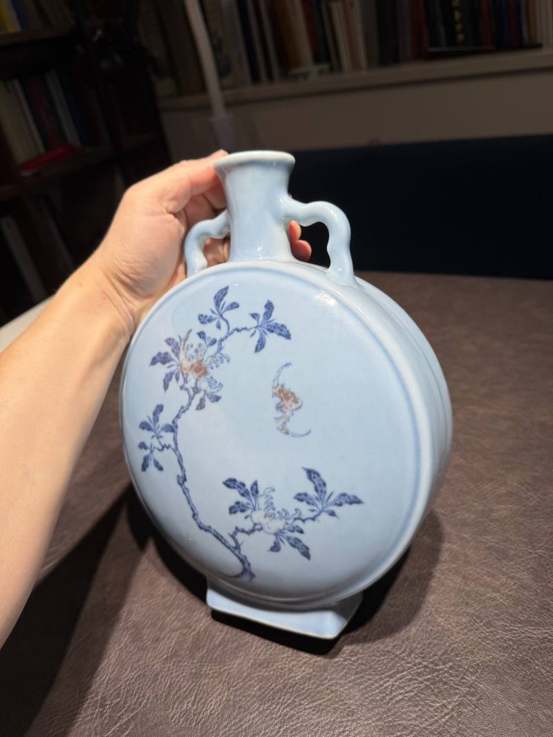 清乾隆 蓝地青花釉里红折枝花卉抱月瓶 - 图10