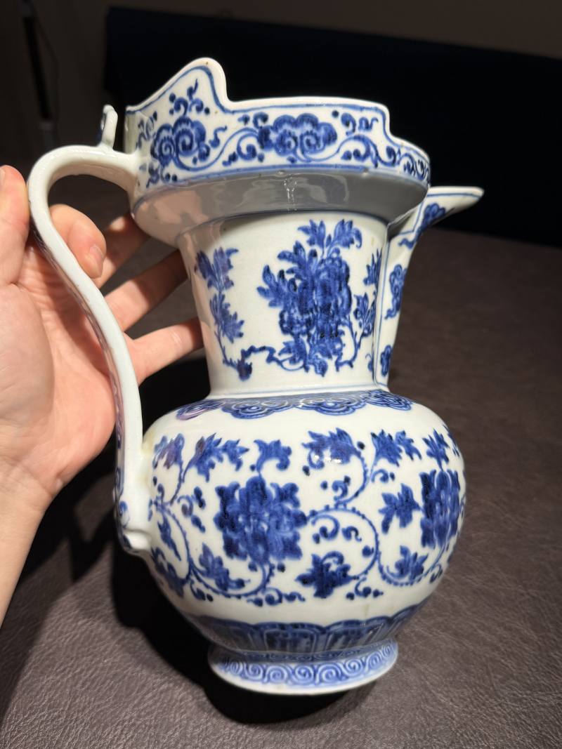 清乾隆 青花缠枝花卉纹僧帽壶 - 图9