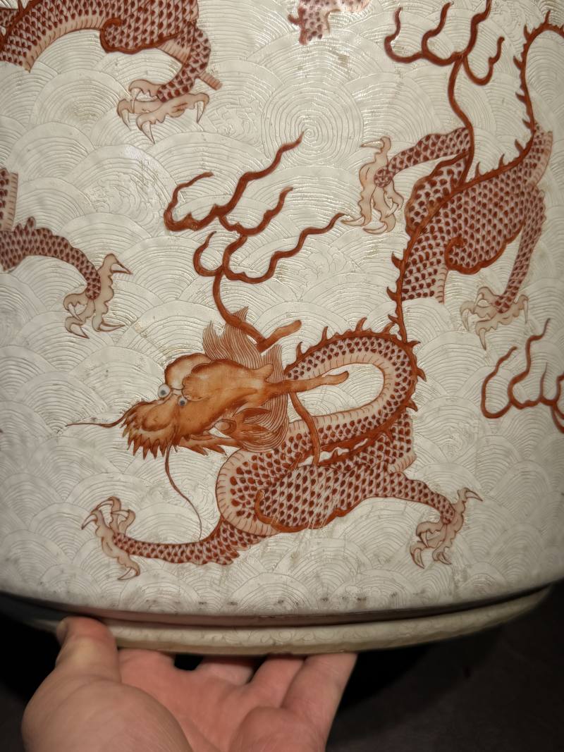 清道光 白釉轧道珊瑚红九龙闹海纹缸 - 图9
