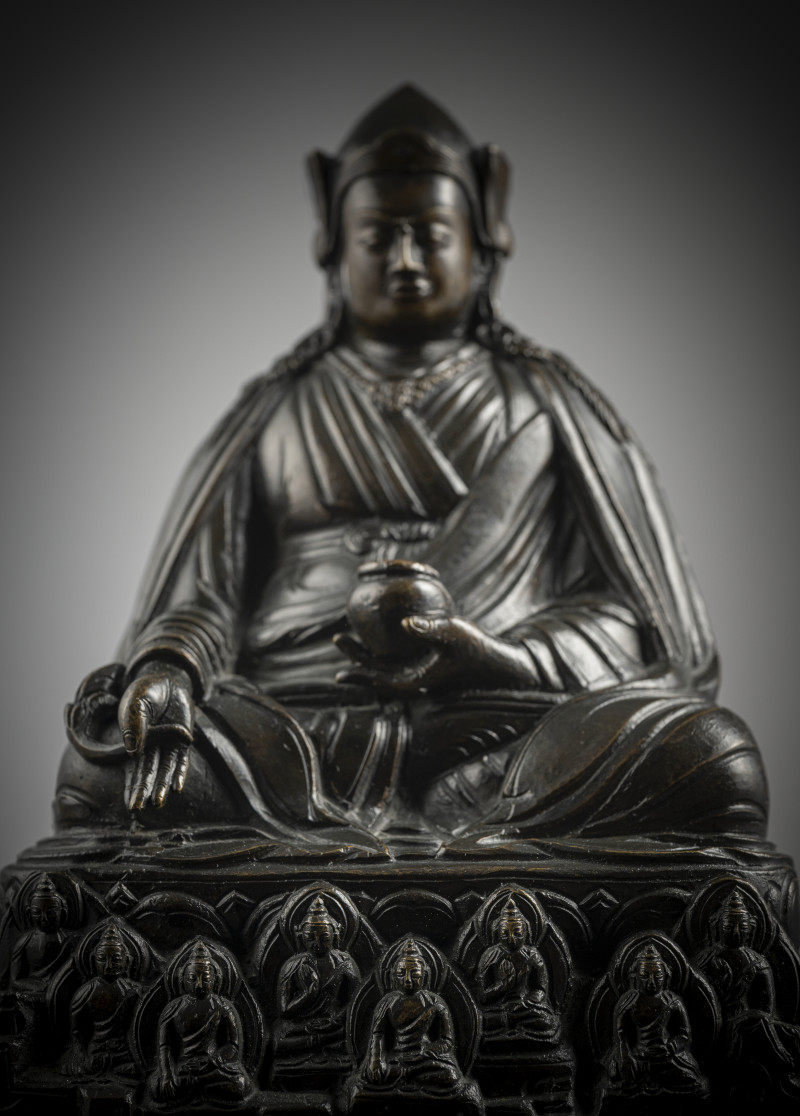 A BRONZE FIGURE OF PADMASAMBHAVA - 图4