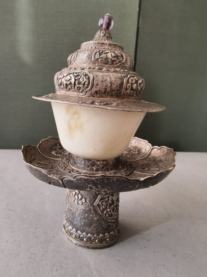 A jade bowl with stand and cover in silver with animals and floral motifs in relief - 图24