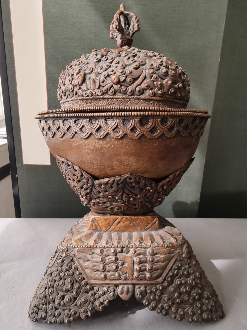 A COPPER EMBOSSED KAPALA WITH COVER ON STAND - 图17