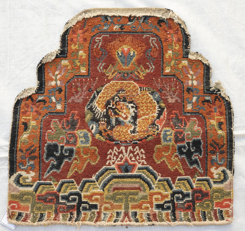 A Throne carpet and two rugs - 图3