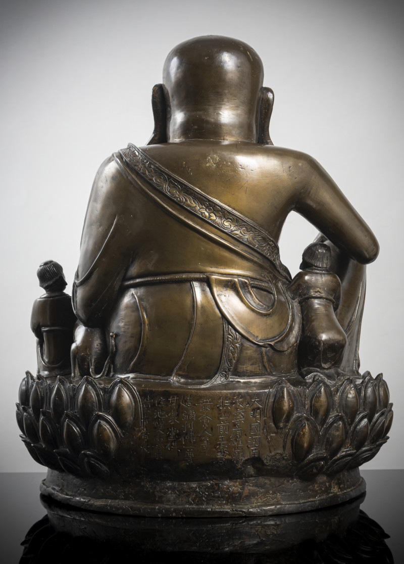 A large cast bronze figure of seated Budai with boys on a lotus pedestal - 图3