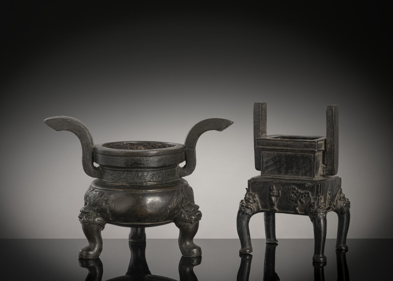 Two bronze incense burners, one on three legs, the second in the shape of a 'fang ding' - 图2