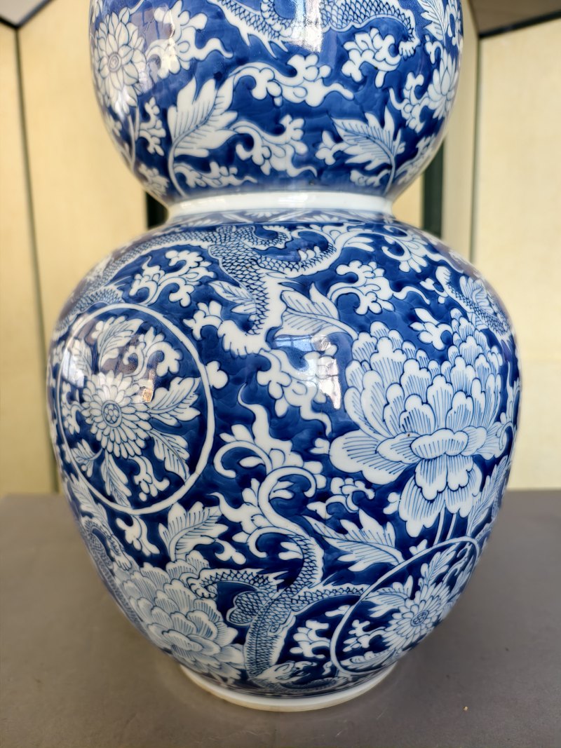 A large and rare 'triple gourd' porcelain vase with underglaze blue dragon decoration - 图27