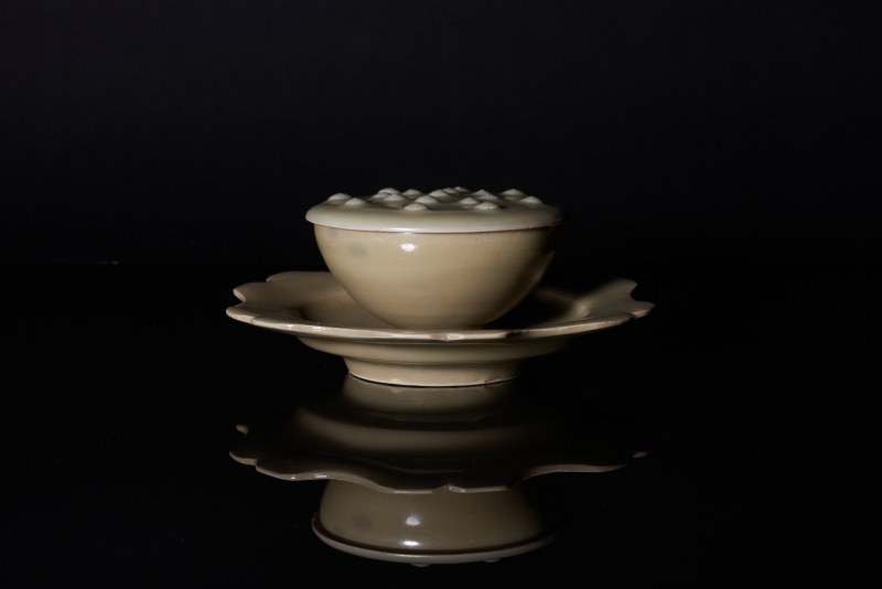 明代 龙泉窑莲子花口盖杯、托盘一套 - 图10