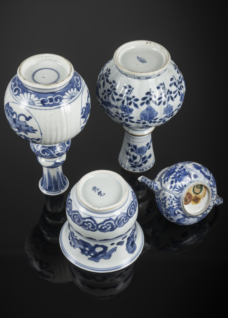 Two vases, a spittoon and a teapot with cover, all with underglaze blue decoration - 图4