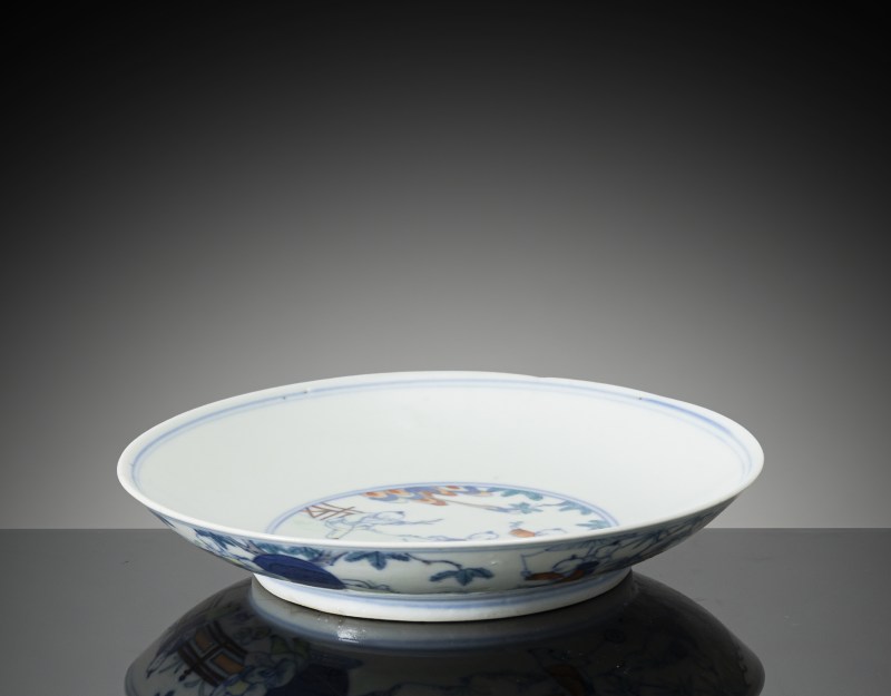 A 'Doucai' saucer with decoration of playing boys - 图2