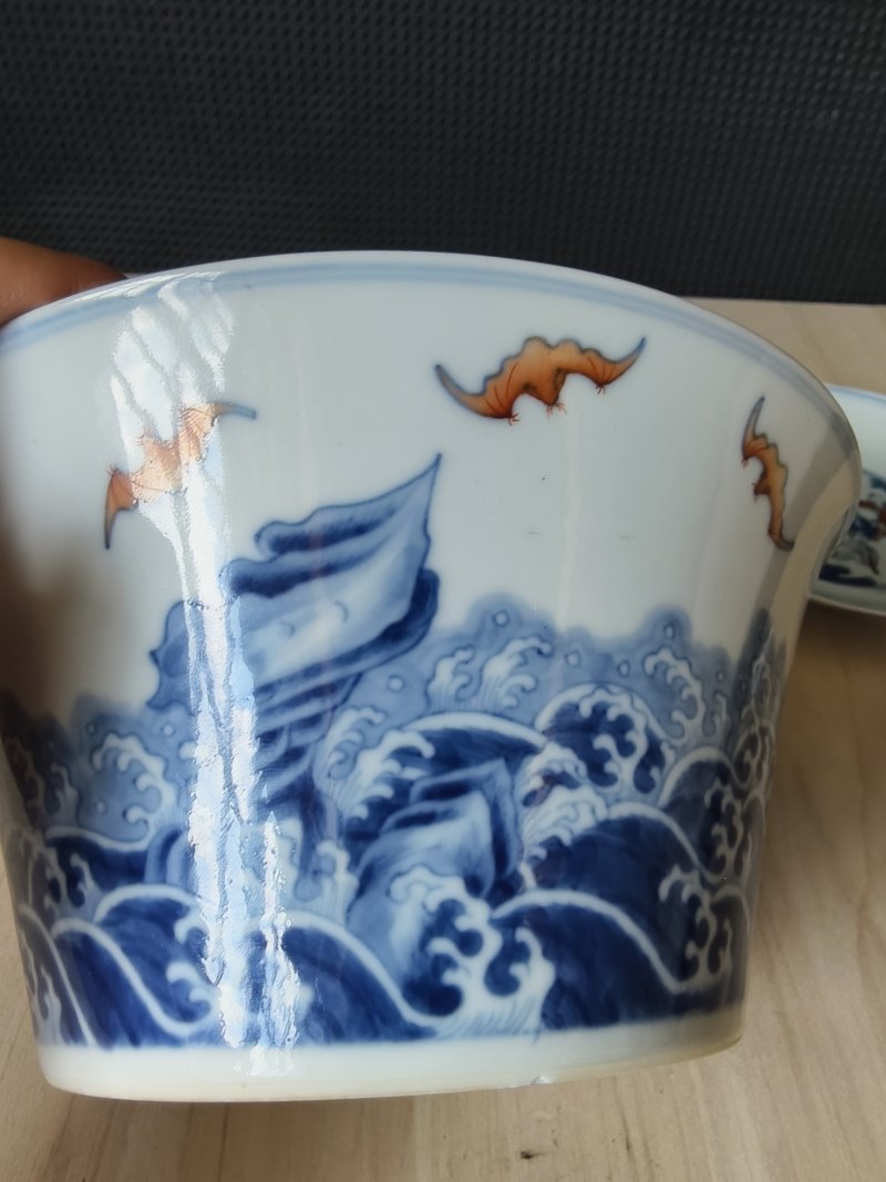 A 'doucai' porcelain waves and bats bowl - 图11