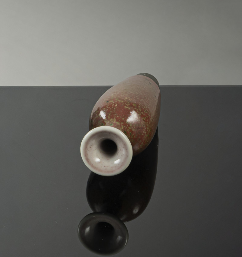 A fine 'Guanyin' porcelain vase with Peachbloom glaze on a wooden stand - 图2