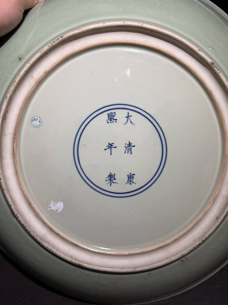 清康熙 冬青釉暗刻缠枝莲纹大盘 - 图12