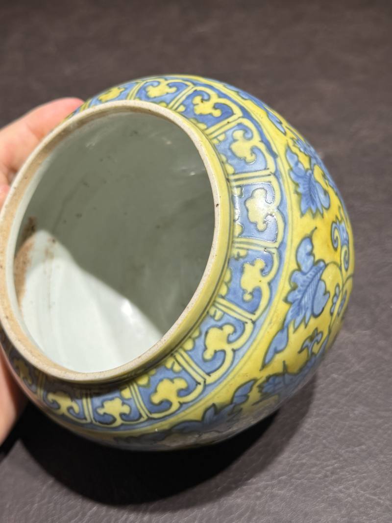 明嘉靖 黄地青花缠枝莲纹盖罐 - 图18