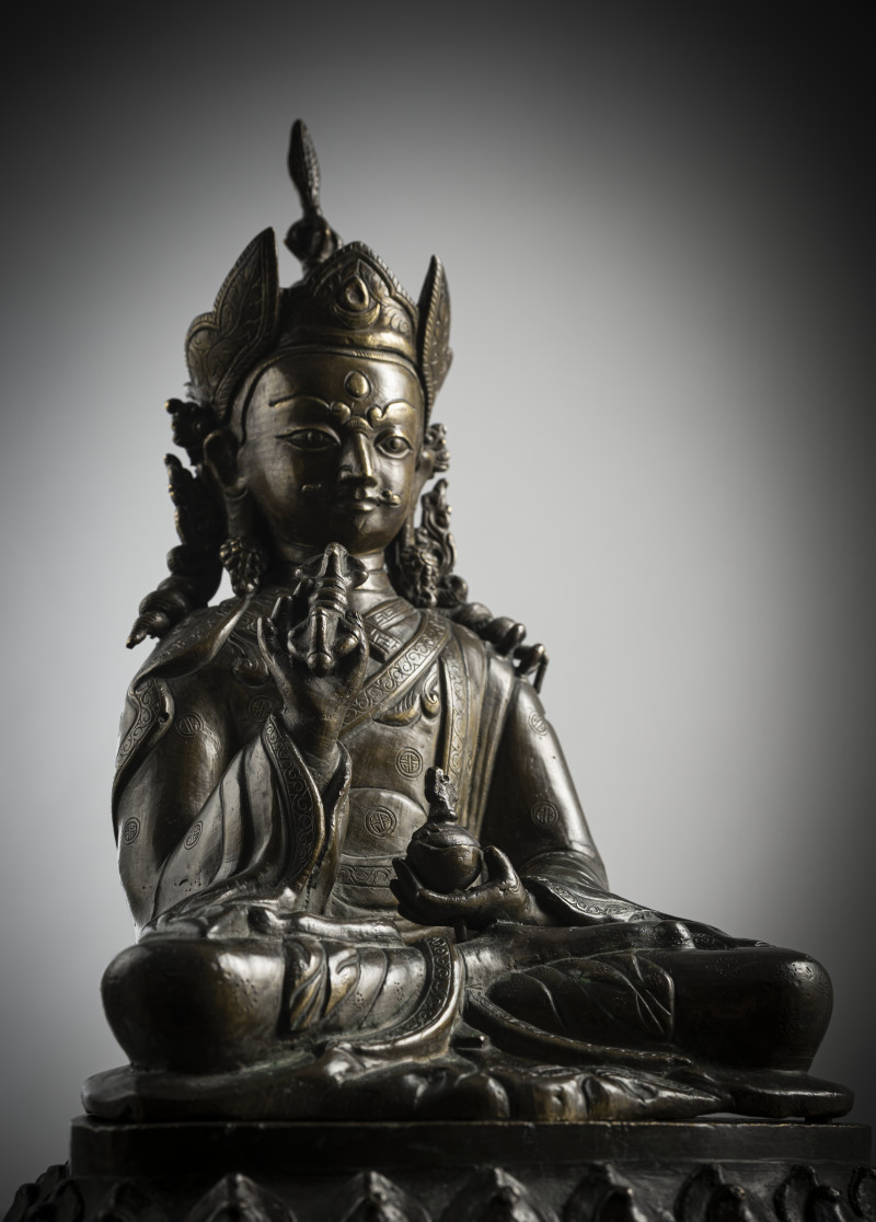 A BRONZE FIGURE OF PADMASAMBHAVA - 图3