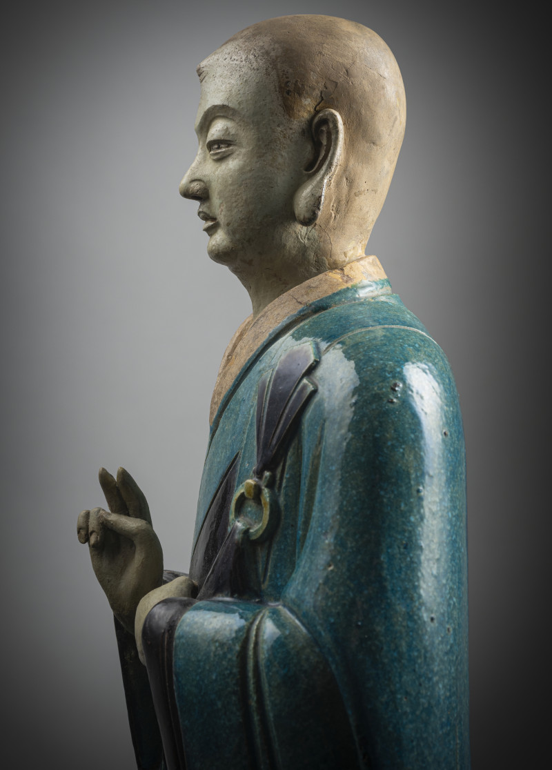 A large pottery figure of a standing Luohan with tricolour glaze, right hand raised - 图3