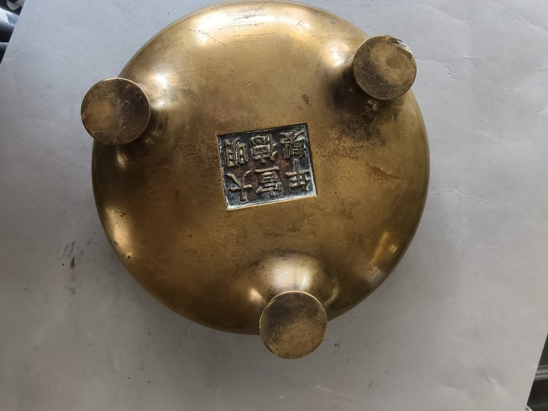 A flat heavy cast incense burner made of gold-coloured bronze on three short feet - 图5