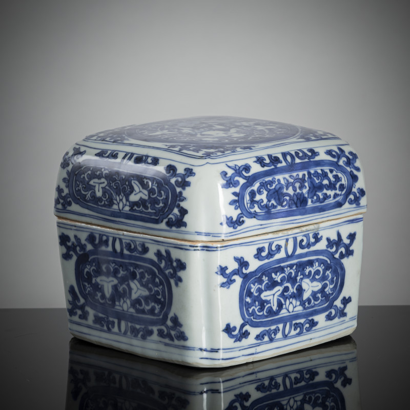 A fine porcelain box and cover decorated in underglaze blue for the Japanese market - 图2