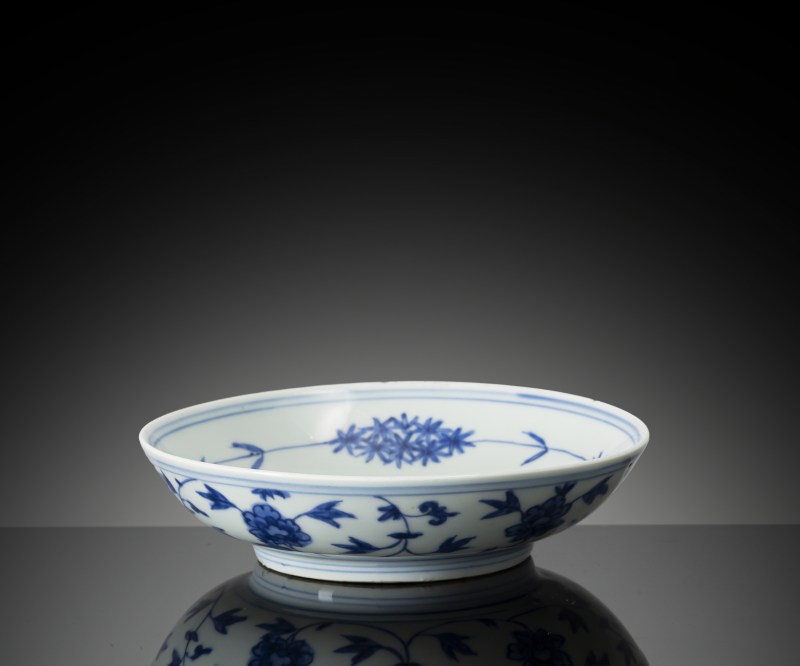 A blue and white porcelain round bowl with crane and deer decoration on a fence - 图2