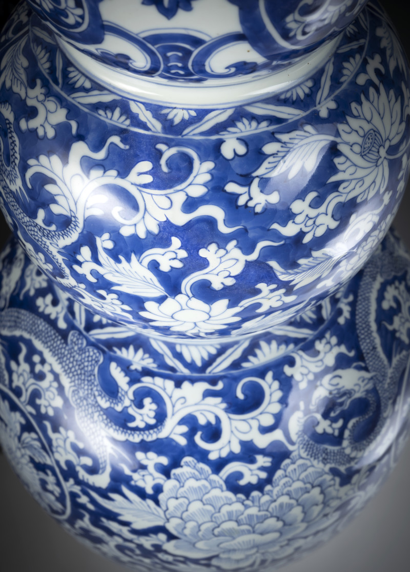 A large and rare 'triple gourd' porcelain vase with underglaze blue dragon decoration - 图7