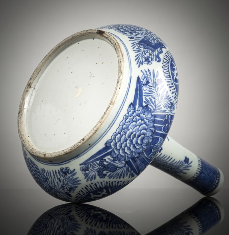 A finely decorated blue and white 'Fitzhugh' porcelain bottle vase - 图6