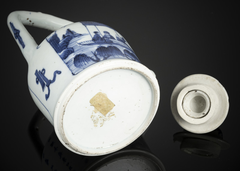 Underglaze blue teapot and cover with a bow handle with figure decoration in a boat and poem inscription - 图4