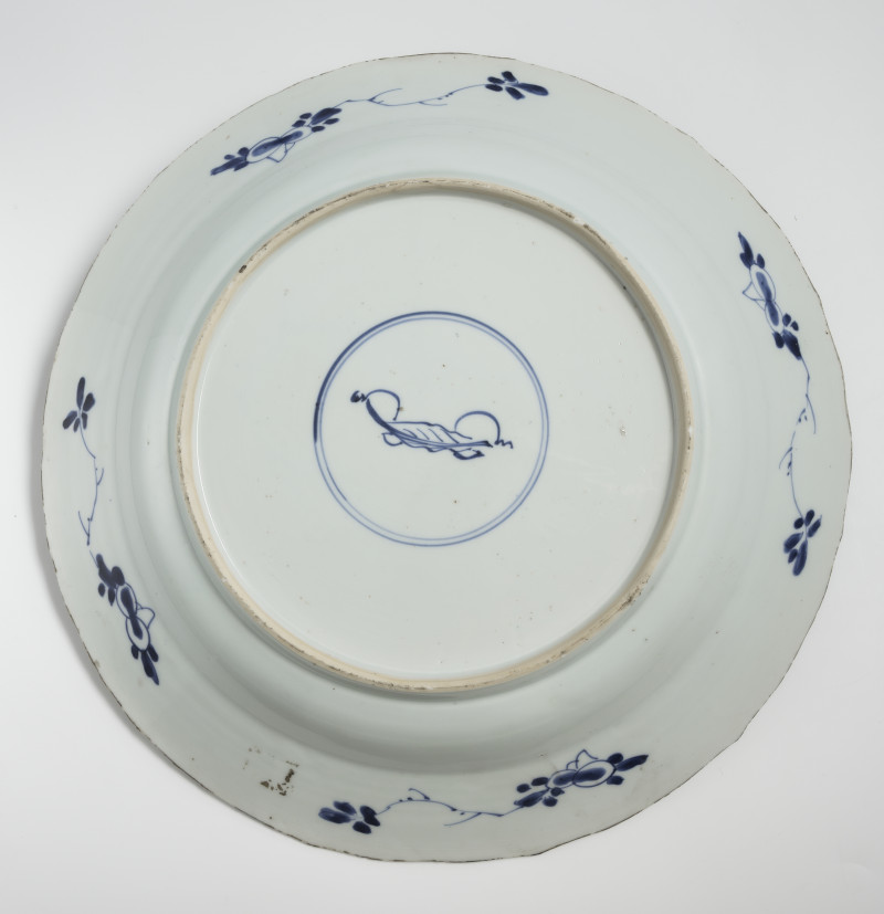 Six large porcelain round plates decorated in underglaze blue - 图7