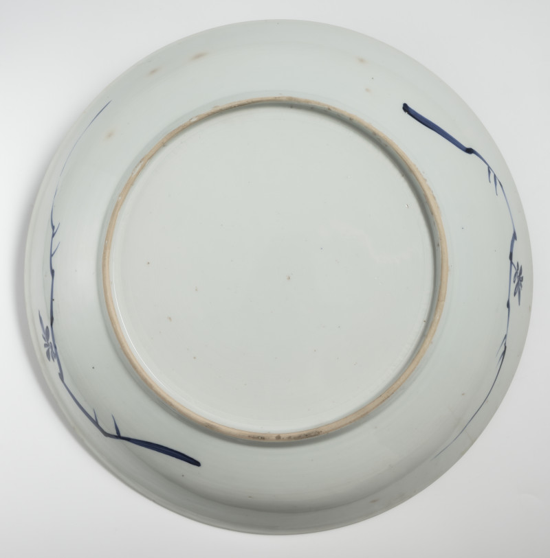 Six large porcelain round plates decorated in underglaze blue - 图3