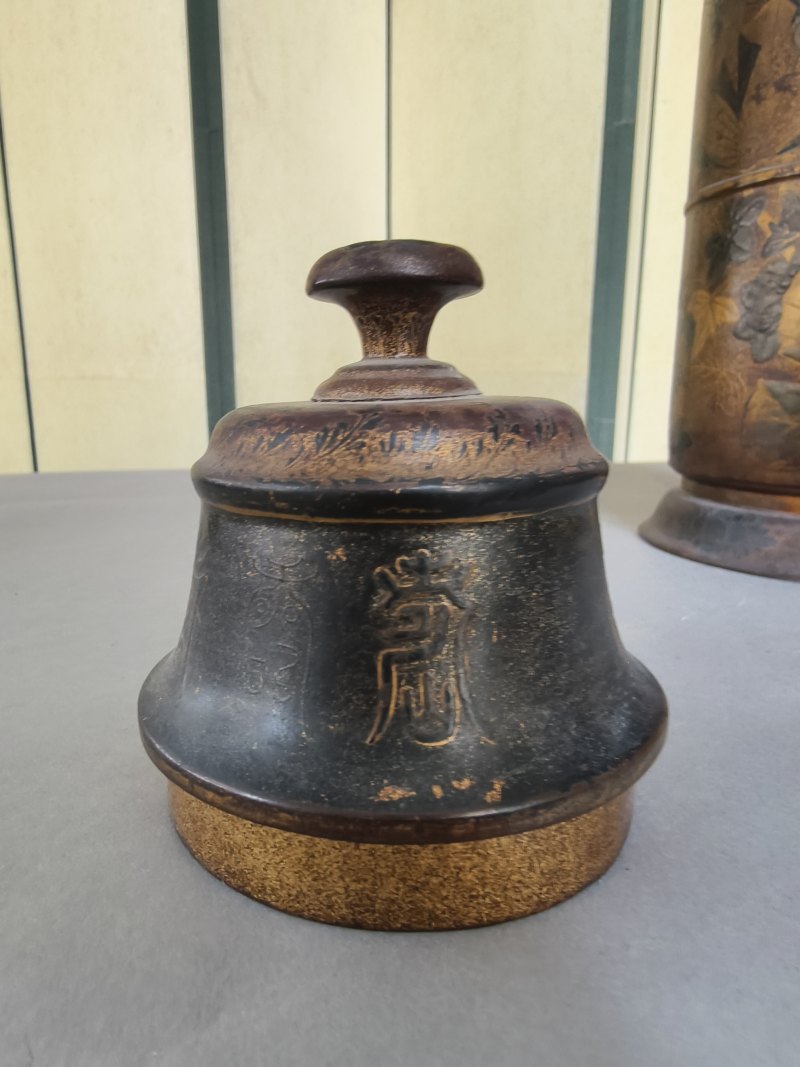 A very rare lacquer and gilt-bronze duomuhu jug with cover - 图5