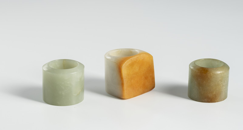 A group of three archer's thumb rings made of jadeite or jade and carving - 图2