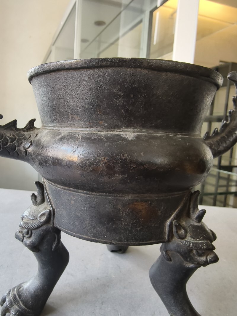 Ann unusual bronze censer on three feet with dragon handles - 图7