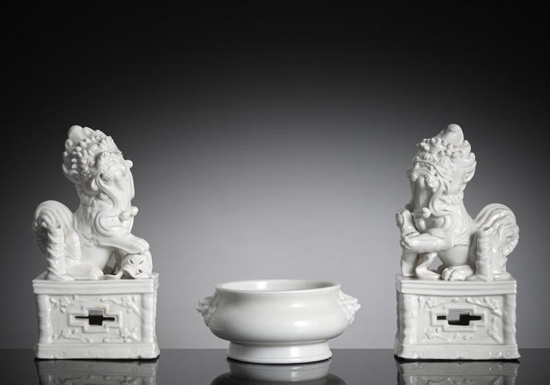 A pair of white-glazed Buddhist lions and incense burner made of Dehua porcelain - 图1