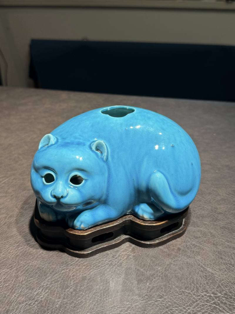 清康熙 孔雀蓝釉猫型瓷塑（配木座） - 图3