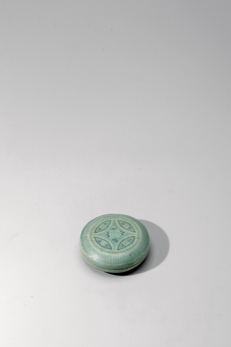 高丽青瓷镶嵌黑白花盖盒